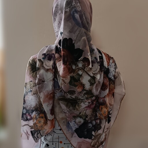 روسری حریر طرح دار مجلسی زنانه برندسیمارو سایز 140 رنگ کرم دور دست دوز