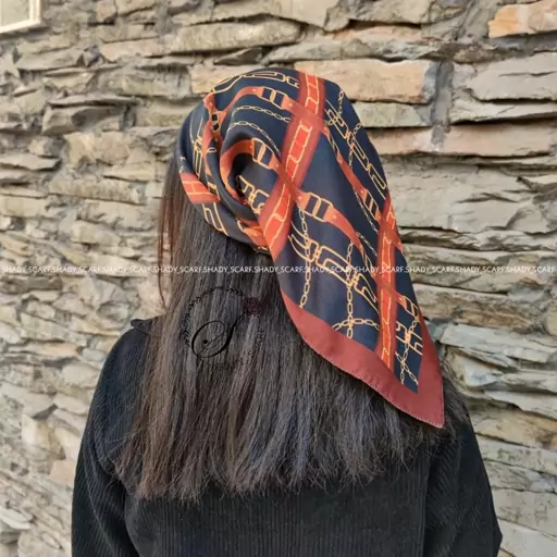 روسری مینی اسکارف یا دستمال سر  زمینه دودی مشکی حاشیه قهوه ای عنابی طرح زنجیر و کمبربند طلایی قواره 65سانت 