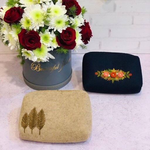 کیف لوازم آرایش نمدی گل دوزی دست در رنگ بندی و طرح های متفاوت 