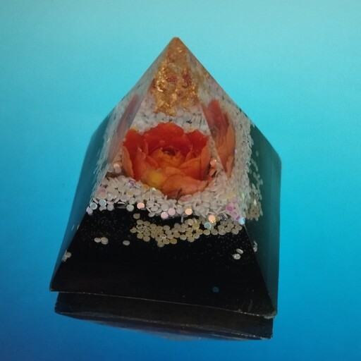 هرم مثلثی سه بعدی رزینی سایز 4 دکوری کارشده با گل خشک و اکلیل هفت رنگ