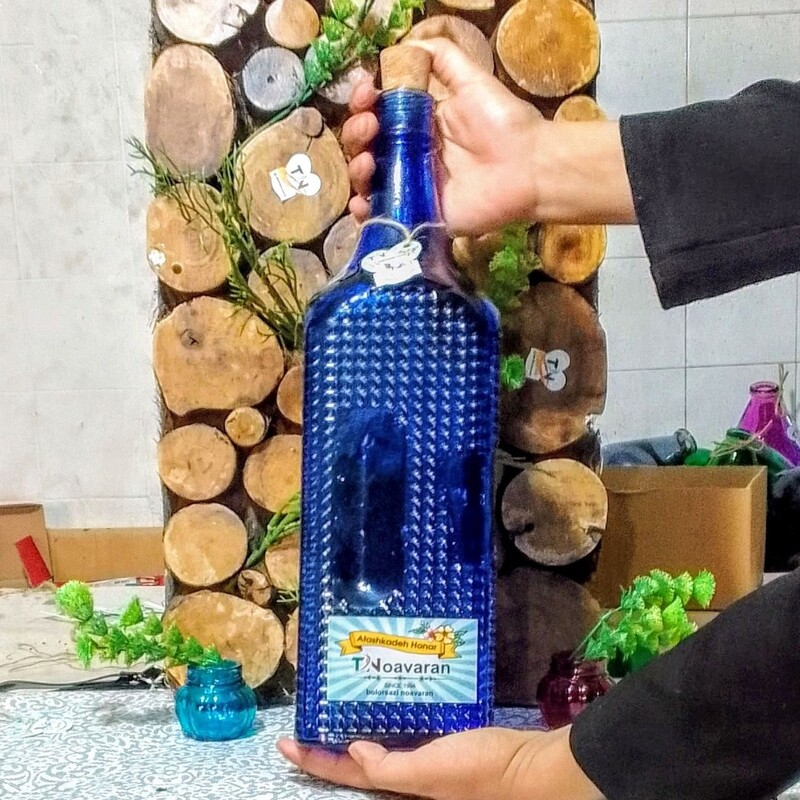 بطری خورشیدی هخامنشی شیشه آبی کاربنی با حجم 3 لیتر و درب چوب پنبه وارداتی بسیار زیبا و با کیفیت دست ساز فوتی