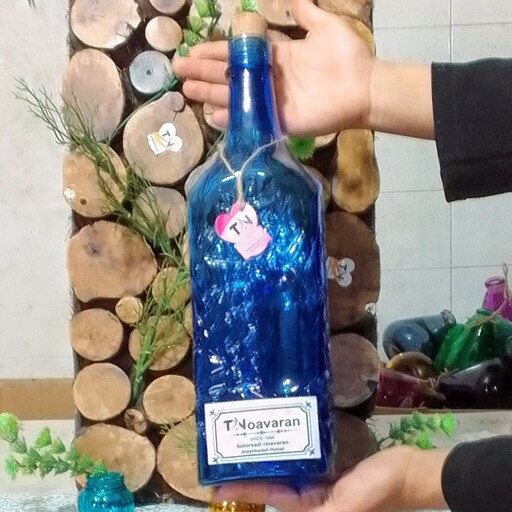 بطری آبی خورشیدی3لیتر با درب چوب پنبه طرح هخامنشی دست ساز تولید شده با بلور آبی کبالتی
