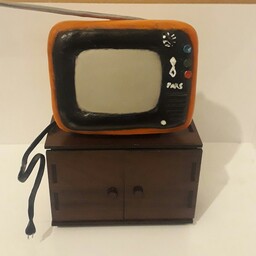 تلویزیون کوچک مینیاتوری قدیمی با خمیر و یادآور خاطرات نوستالژی مناسب برای تزیین و تمام مکان ها به همراه زیر تلوزیون چوبی