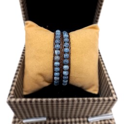 دستبند سنگ عقیق برزیلی سرمه ای دو دور با نخ چرمی