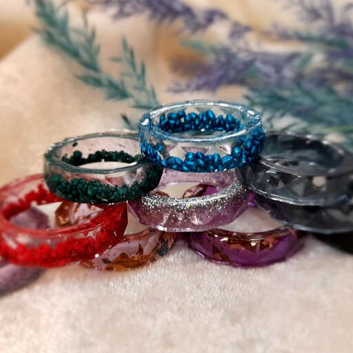 حلقه رزینی  کار شده با سنگ در رنگهای متفاوت وسایز های متفاوت