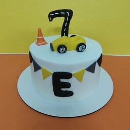 کیک تولد خانگی با تم ماشین( روکش کیک خامه و تاپرهای فوندانتی)