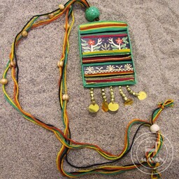 گردنبند سنتی طرح دادا .تلفیق چوب و پارچه. طرح و رنگ الهام گرفته شده از نقوش لباسهای سنتی منطقه ی هرمزگان