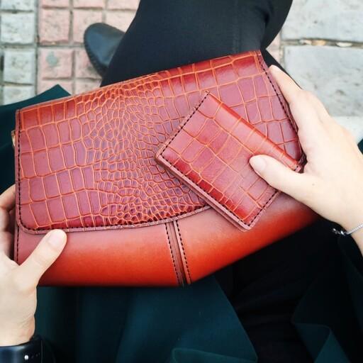 کیف مجلسی دستی زنانه، دوخته شده با چرم گاوی ساده و پریما به رنگ عسلی
