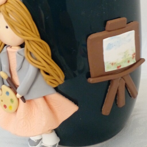ماگ خمیری عروسکی دختر نقاش و هنرمند