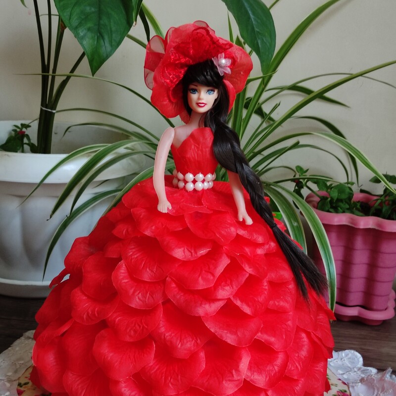 عروسک باربی پرنسسی با گلبرگ لمسی رنگ قرمز قد33سانت.