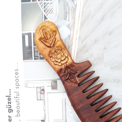 شانه چوبی دسته دار منبت شده   تک گل گیلاس از جنس چوب نارون  چوب یک تیکه دستساز  تک نسخه چوبکده بید سفید