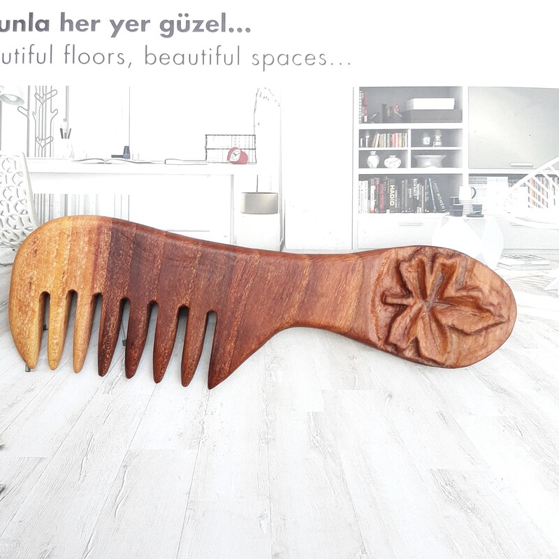 شانه چوبی دسته دار منبت شده برگ افرا از جنس چوب نارون دستساز  تک نسخه چوب یک تیکه چوبکده بید سفید