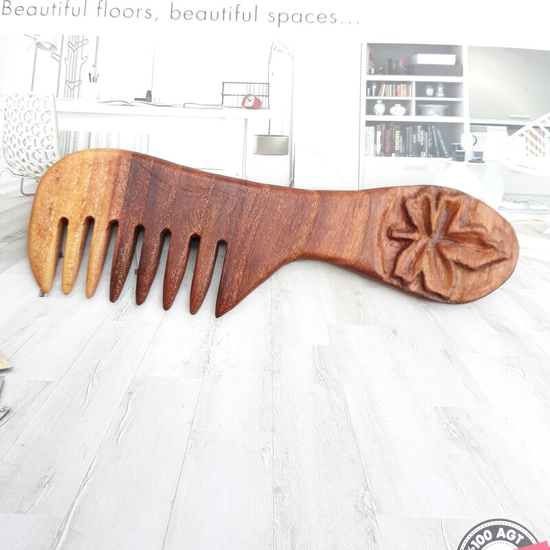 شانه چوبی دسته دار منبت شده برگ افرا از جنس چوب نارون دستساز  تک نسخه چوب یک تیکه چوبکده بید سفید