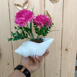 گل مصنوعی  با گلدان صدفی کوچک در رنگبندی