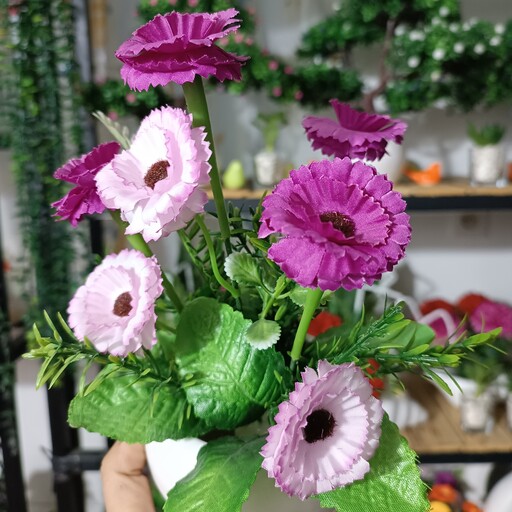 گل مصنوعی رنگی با گلدان سفالی 