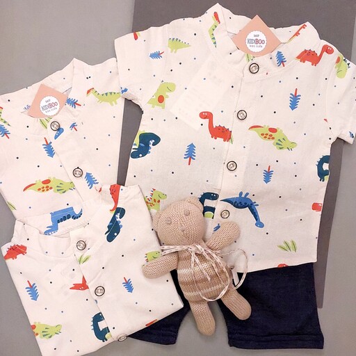 ست لباس بچگانه وارداتی پسرانه پیراهن کنفی نخی طرح دایناسور  شیری رنگ وشلوارک نخی مناسب 1 تا 4 سال