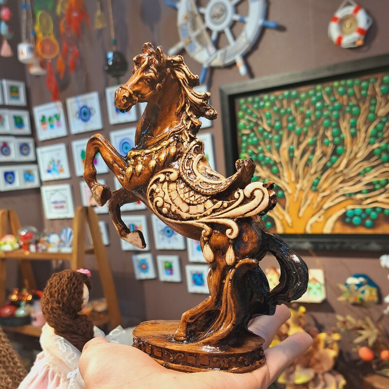 مجسمه اسب دونده تندیس اسب چوبی نماد اسب دونده تابلو اسب قهوه ای اسب وحشی ادرس سلما گالری در باسلام استند اسب  فراوانی