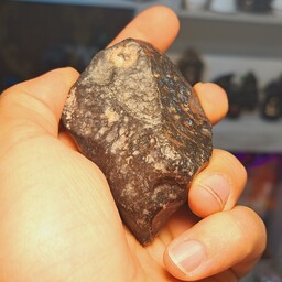 راف سنگ اونیکس یمنی سنگ دفع امواج مغناطیسی سنگ درمانی  دکوری سنگی سنگ سیاه رنگ اونیکس معدنی سنگ چاکراها اونیکس رگه دار