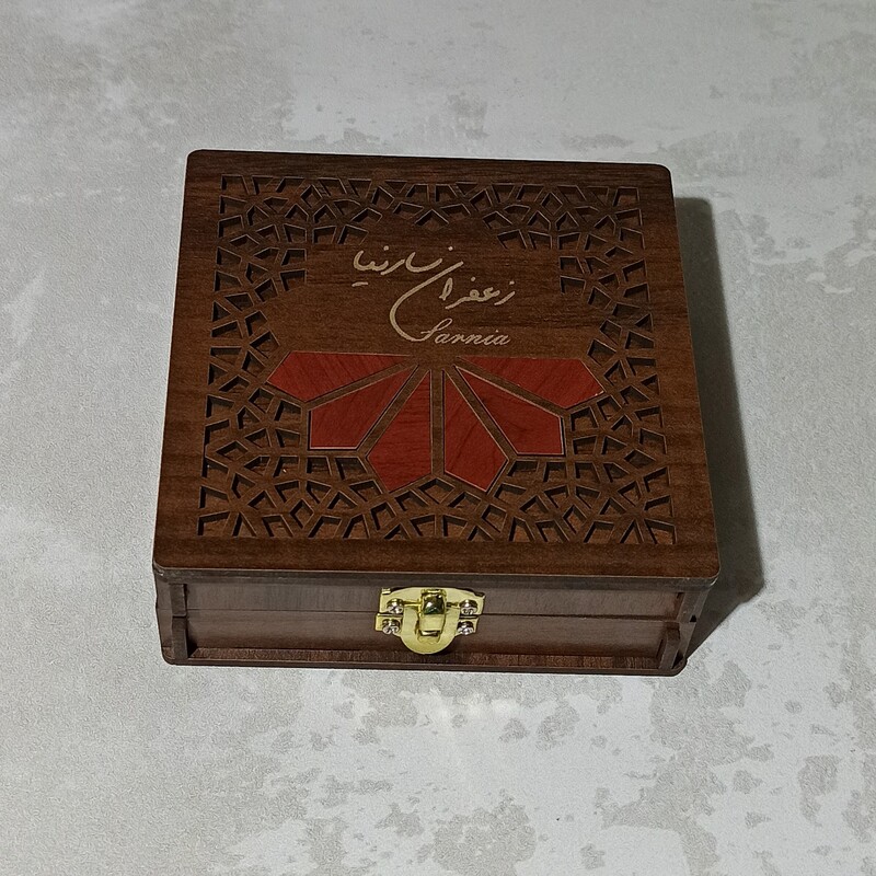 جعبه چوبی ساده به همراه یک مثقال زعفران سوپر نگین سارنیا