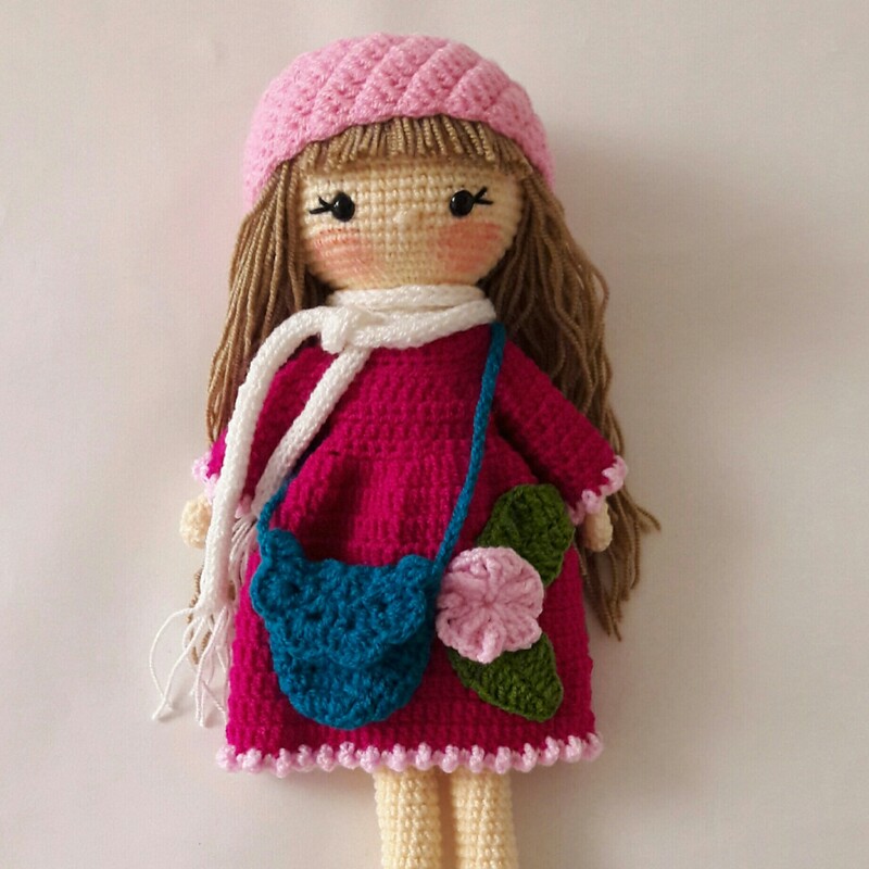 عروسک بافتنی دختر قد سی و پنج سانت بادوام و قابل شستشو قابل سفارش در رنگ دلخواه