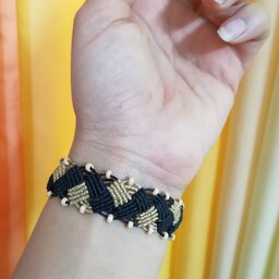 زیورالات،دستبند زنانه میکرومکرومه ، بافته شده با نخ موم زده و منجوق های چوبی، همراه با گره کشویی برای استفاده آسان 
