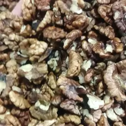 مغز گردو فسنجونی ایرانی   تازه و خوش طعم  با بسته بندی،5و10 خالص به صورت عمده و خرده در خدمت مشتریان عزیز می باشد