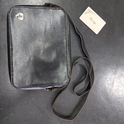 کیف کج کوچک یا کیف مدارک چرم طبیعی مشکی بزی  داری یک فضای داخلی و یک جیب کوچک 