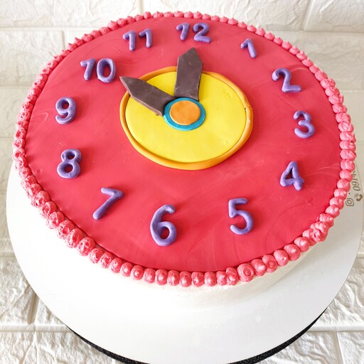 کیک خامه ای با تم ساعت برای جشن ساعت در مدرسه با موز وگردو(هزینه ارسال به عهده مشتری ست و توسط شما در مقصد پرداخت میشود)