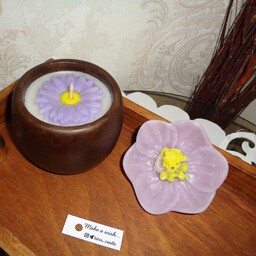 ظرف شمع بتنی خاص طرح چوب با گل بابونه بنفش و گل روآبی شقایق دو رنگ، رنگ قابل تغییر می باشد 
