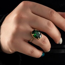 
انگشتر جواهری زنانه
طلاروس رنگ ثابت نگین  زمرد صنعتی
