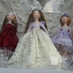 عروسک تیلدا.با لباس گیپور عروس.موهای موج دار .پایه دار(سیمی نگه دارنده)