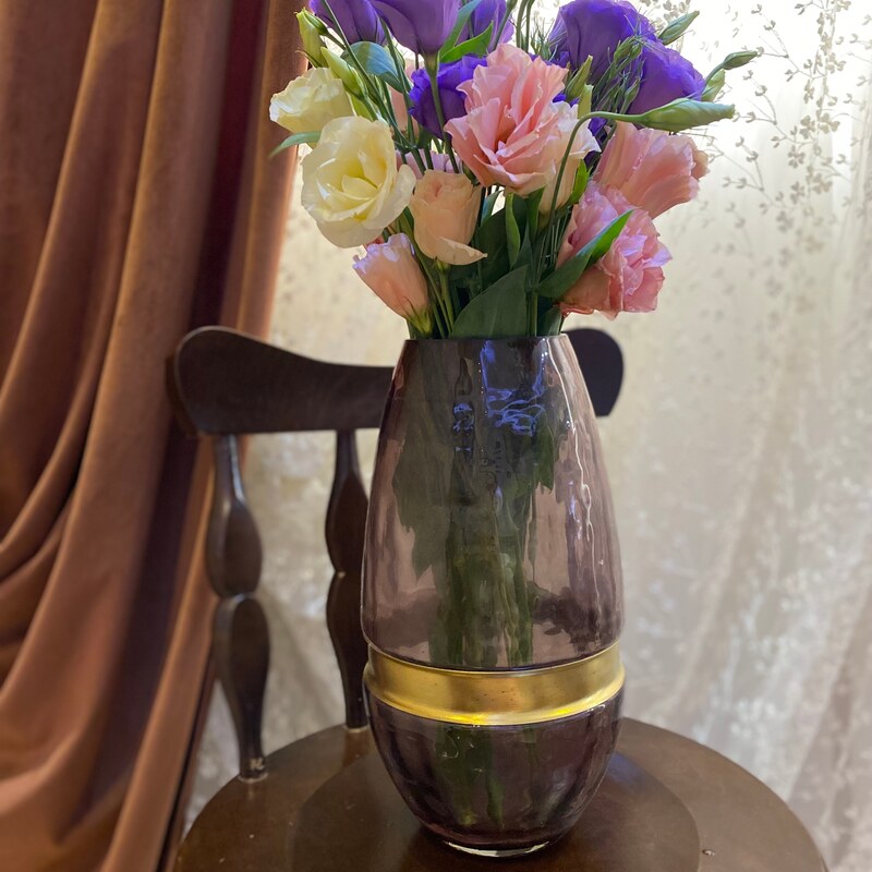گلدان شیشه ای کمر طوق برنجی   رنگ های بنفش، فیروزه ای و عسلی