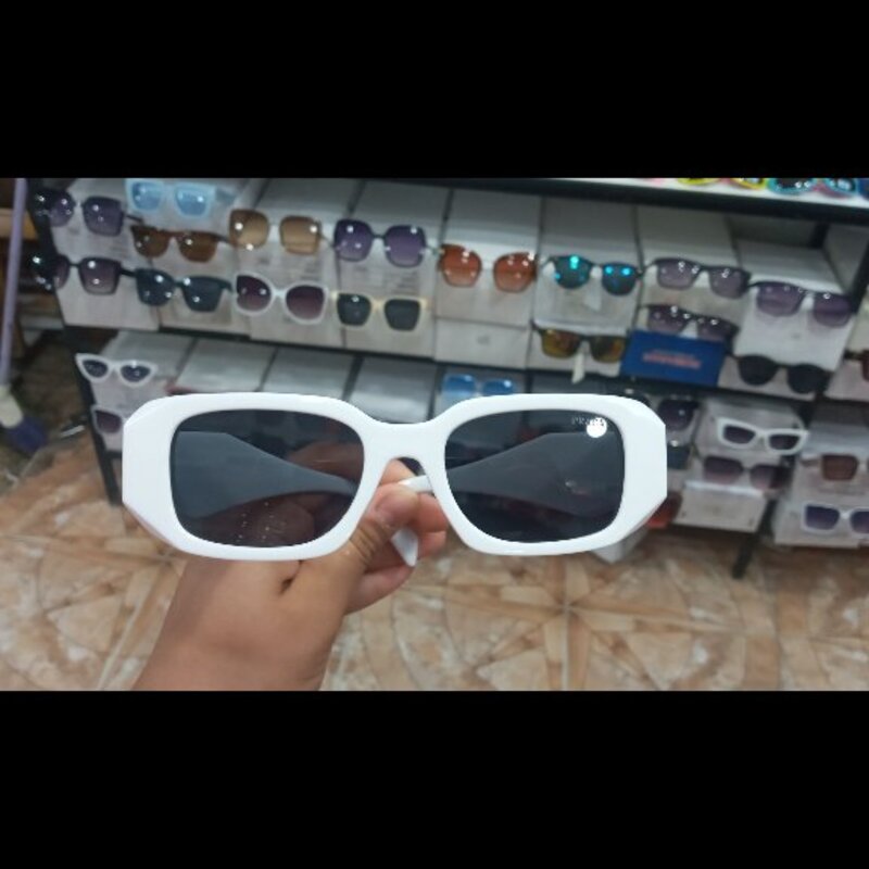 عینک آفتابی زنانه مارک پرادا دارای یووی 400 .سفید