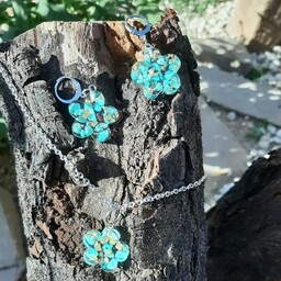 نیم ست رزینی طرح گل ،الماس
 سنگ فیروزه . آویز گوشواره حلقه ای ، با زنجیر استیل رنگ ثابت و دستبند 