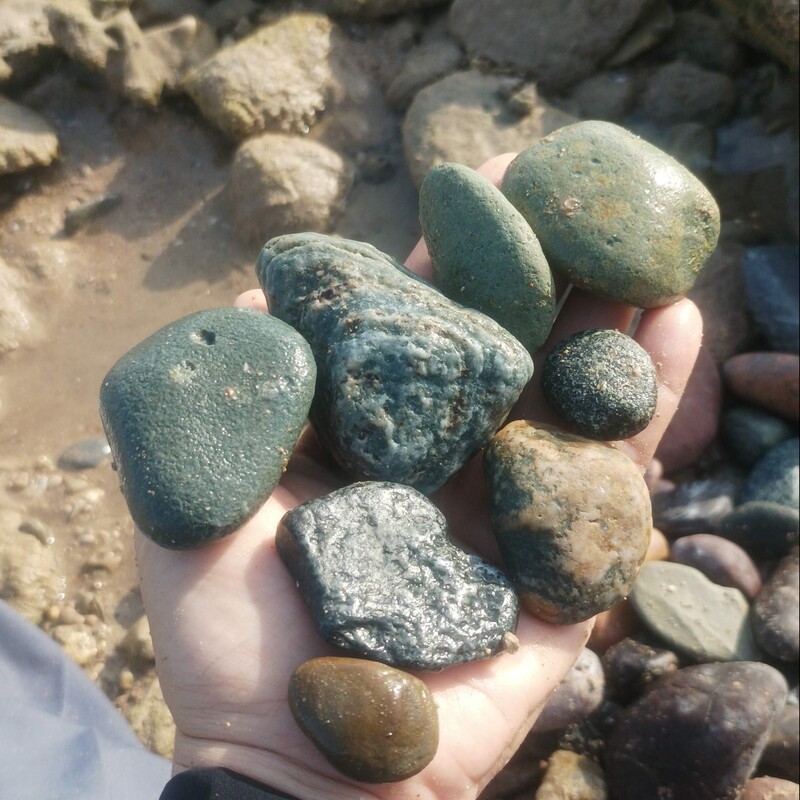 سنگهای زیبای ساحل با رنگ کاملا طبیعی مناسب برای ، اکواریوم، عکاسی، ویترین و تزیینات 