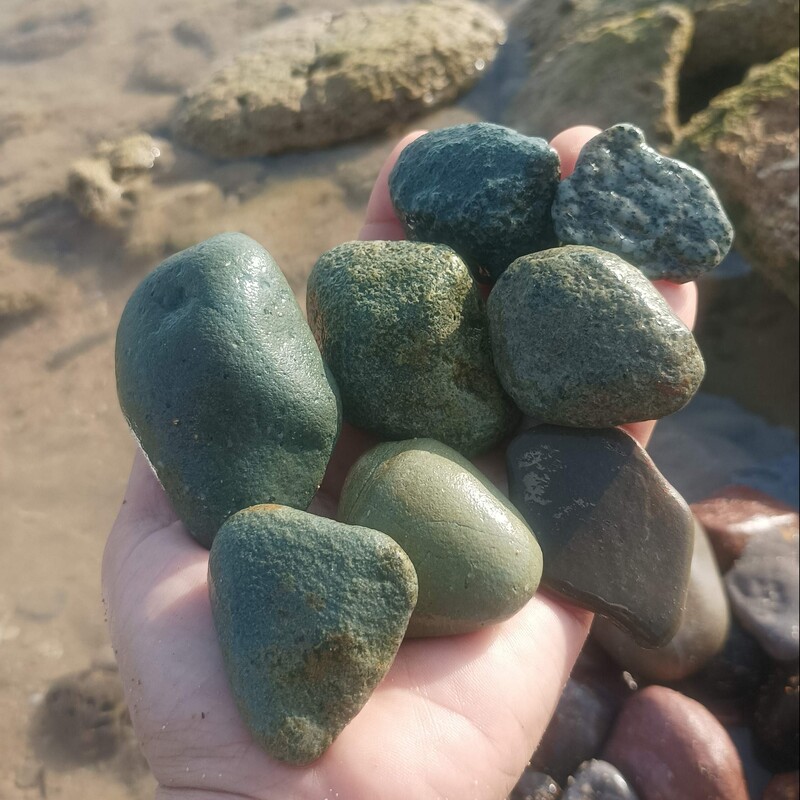 سنگهای زیبای ساحل با رنگ کاملا طبیعی مناسب برای ، اکواریوم، عکاسی، ویترین و تزیینات 