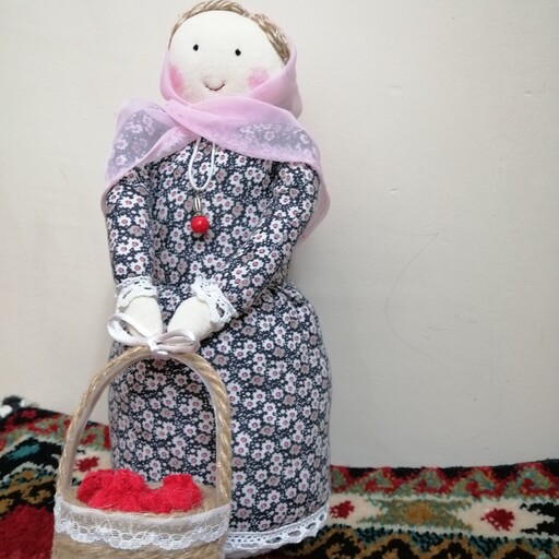 عروسک پارچه ای زهره   مدل بانو با سبد انار 24 سانت  لباس گلداروروسری صورتی