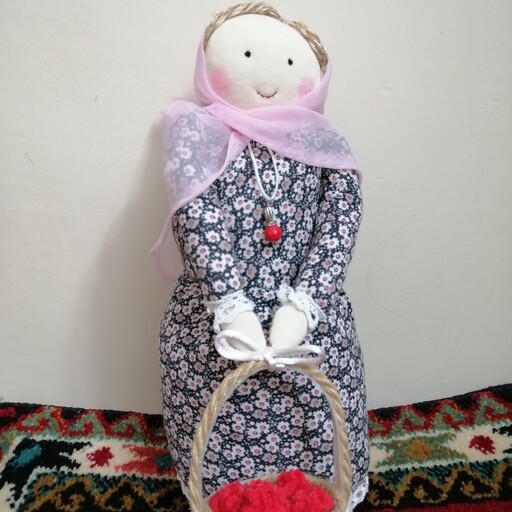 عروسک پارچه ای زهره   مدل بانو با سبد انار 24 سانت  لباس گلداروروسری صورتی