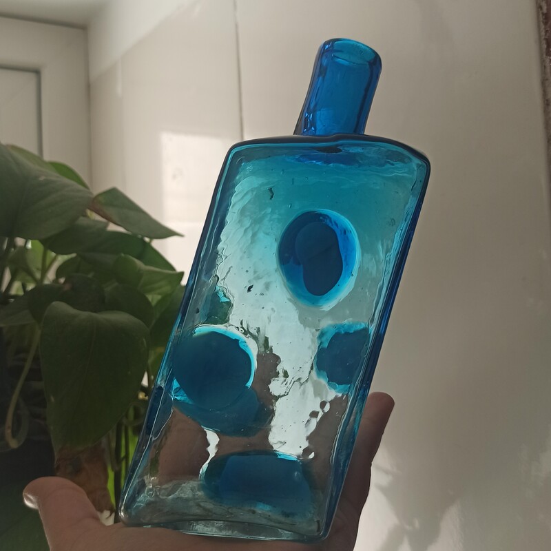 گلدان شیشه ای آبی