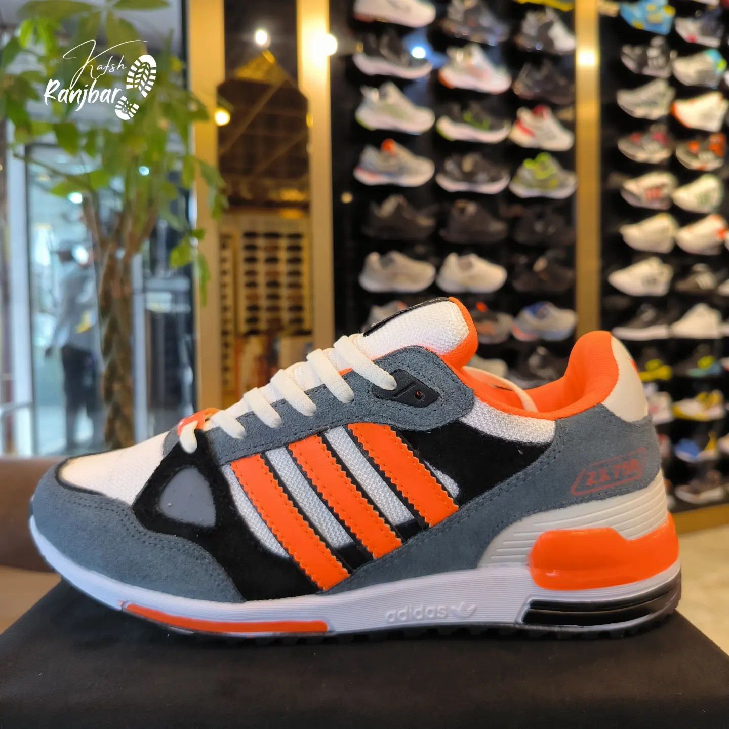 خرید و قیمت کتونی آدیداس مردانه مدل zx750 در رنگبندی مختلف مناسب