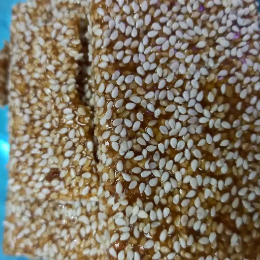 شکلات کنجد تخته ای (500)گرمی و در وزن های مختلف موجود است