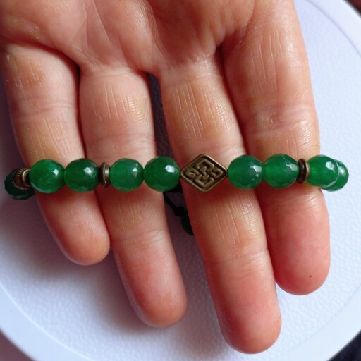 دستبند سنگی جنس از نوع عقیق های رنگی .همراه با خرج کار  -وزن 14 گرم در دو رنگ سبز و چند رنگ
