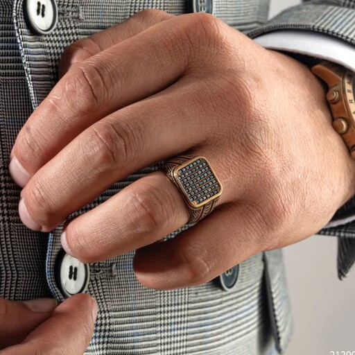 انگشتر مردانه طلاروس طرح مربعی بانگین های ریز به همراه رکاب طرح دار ونگین دار