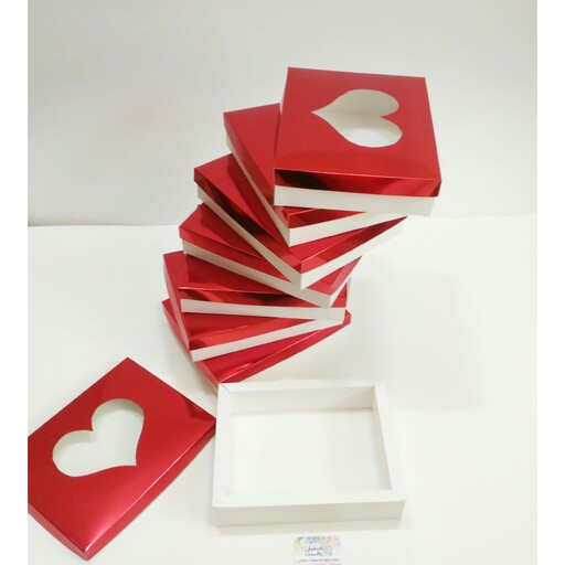 جعبه شیرینی آجیل و کادوقلبی  لبه دوبل با درب قلبی قرمز  آینه ای ابعاد داخلی 20 در 15 با ارتفاع 5