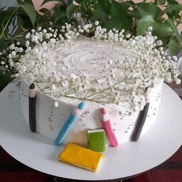 کیک خامه ای روز معلم با تزیین گل طبیعی و فوندانت