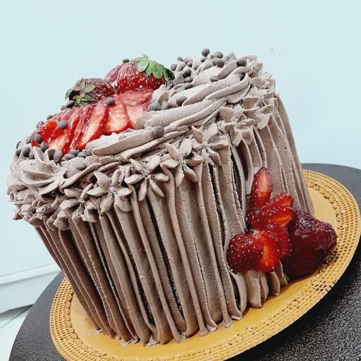 کیک تمام شکلات با فیلینگ گاناش و توت فرنگی