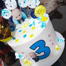 کیک خامه ای تولد با تم بچه ریئس.با تزیین مرنگ