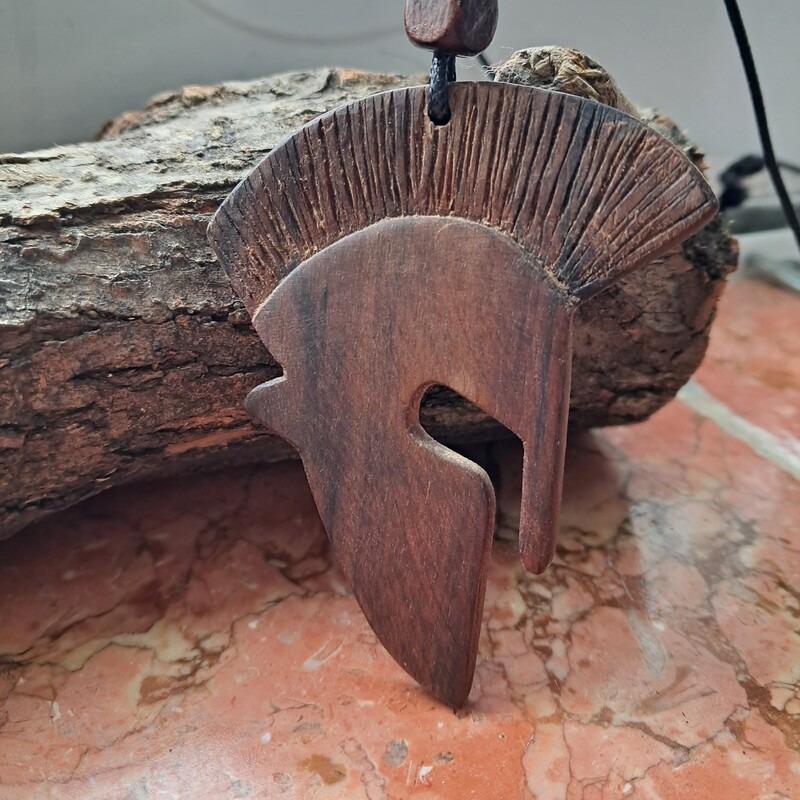 گردنبند چوبی طرح کلاهخود 