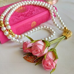 تسبیح ربانی گلدار عروس رنگ سفید صد عددی دارای سه گل و مروارید سنگی به همراه هدیه نشانگر قرآن ست با تسبیح 