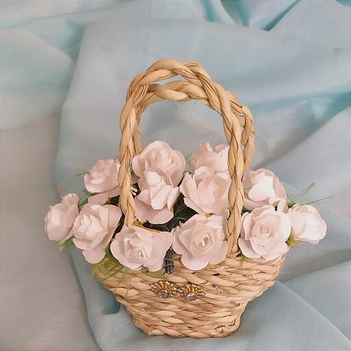 سبد و زنبیل گل دکوری  فانتزی جنس حصیری با  12 عدد شکوفه گل سفید قبل از  خرید  به سایز  و اندازه سبد گل  دقت کنید 